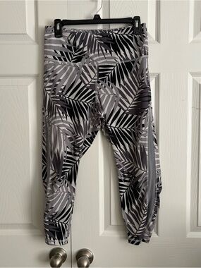 Crop Gray palm Leaf-Print Active Leggings